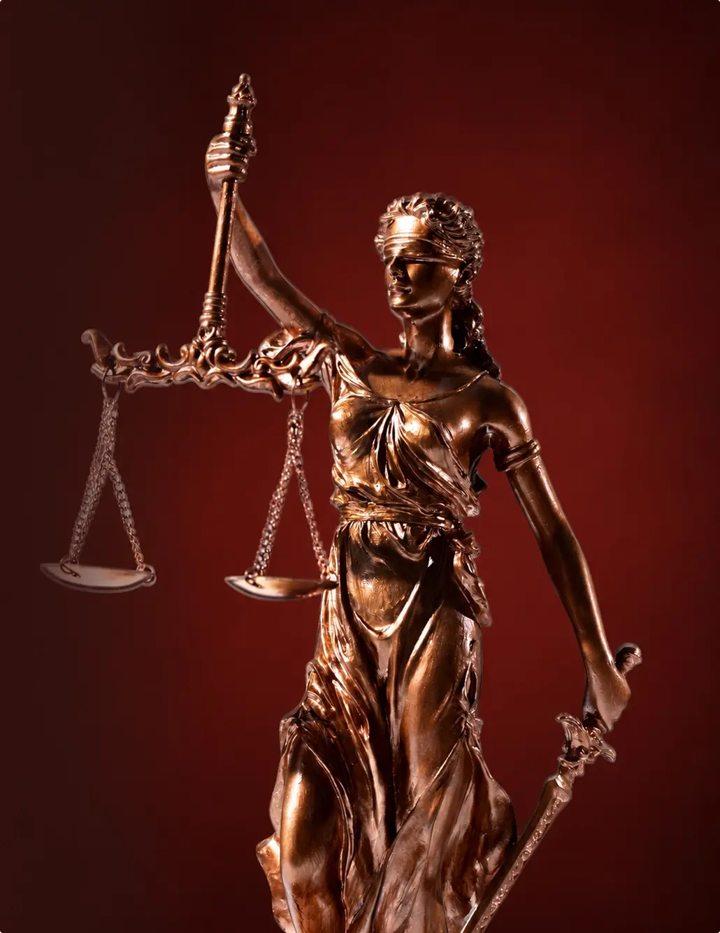 Estátua da Justiça segurando a balança, simbolizando o Direito Penal